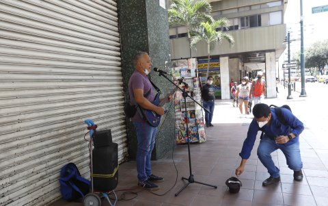 Labor. Los peatones y trabajadores disfrutan de escuchar clásicos musicales y lo retribuyen dándoles monedas a los músicos.