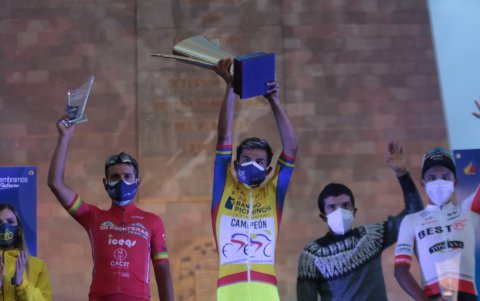 Santiago Montenegro levanta el trofeo que lo acredita como campeón.