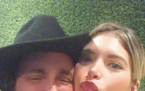 Douglas junto a su novia. (Foto compartida en sus historias hace 15 horas)