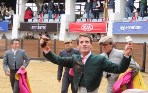 Premio. Alfonso Cavadal alegre saluda al público luego de cortar dos orejas.