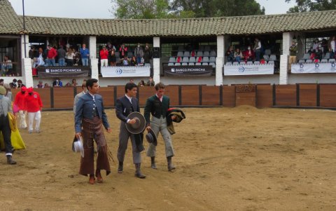 Despedida. Los tres toreros salieron juntos al finalizar el festival.
