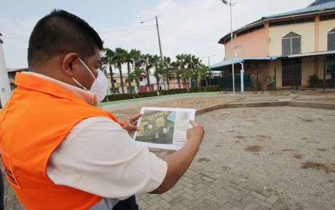 Eduardo Quimís muestra el terreno donde se construiría la UPC