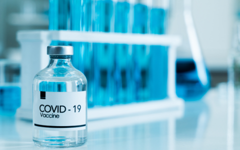 Según Moderna, el análisis de eficacia del estudio de fase 3 de la vacuna incluyó a 30.000 participantes con una eficacia del 94,1%.