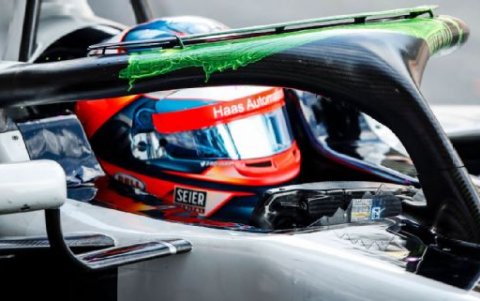 Foto de Grosjean con el Halo de protección en su auto.