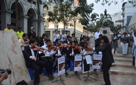 Espacio. En la plaza de Administración se encenderán seis carros alegóricas.