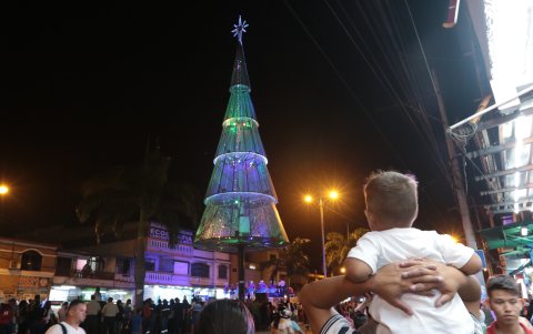 Atractivo. En 2019 se desarrolló el encendido del árbol navideño de Portete con público.