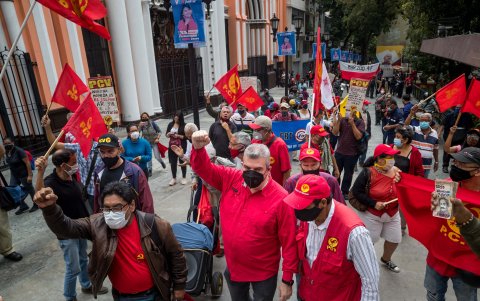 Militantes del Partido Comunista de Venezuela (PCV) participan en una manifestación, el 26 de noviembre del 2020, en Caracas, (Venezuela).