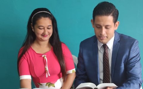Los esposos Yessica y Ángel Rico en la asamblea virtual de los testigos de Jehová, en Guayaquil.