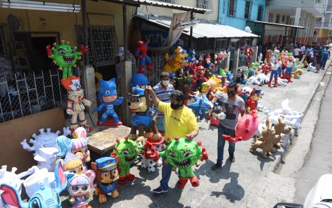 Hecho. Una de las disposiciones es que los monigotes no deben estar en la calzada.