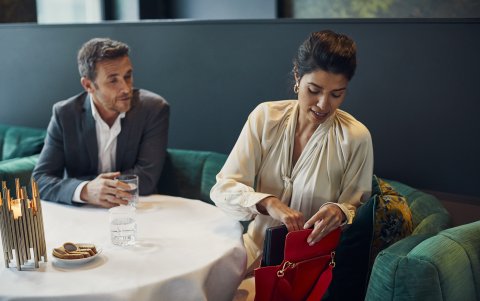 Es demasiado portátil y ligera, pesa 999 gramos.