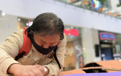 Durante un mes, los artesanos de Masarte trabajaron el material y fueron moldeando el muñeco.