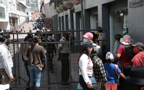 El constante cierre de las principales calles para impedir el arribo de las marchas a Carondelet afecta a los negocios.