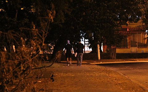 La falta de iluminación en los callejones de Urdenor 1 aumenta la inseguridad.