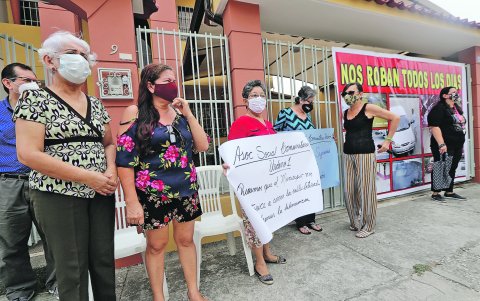 Plantones. Los moradores han realizado varios plantones pacíficos fuera de la UPC de Urdenor 1. En un cartel muestran las fotos de los videos de los robos que han sufrido.