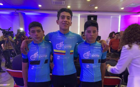 El joven Carapaz (d) con dos integrantes más del club de Alto rendimiento que tiene los mismos años de creación que él cuando empezó con la práctica de ruta.