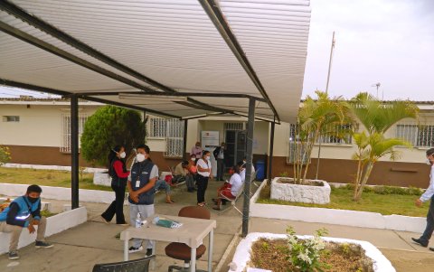 Entre los usuarios, hay quienes reclaman que en el hospital y el cantón no se esté llevando el adecuado manejo para el virus. Faltan pruebas, falta atención, lamentan.