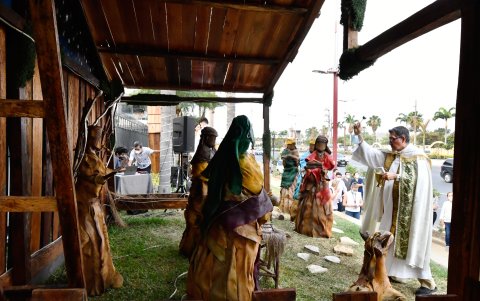 Acto. La Universidad Espíritu Santo realizó el tradicional encendido del nacimiento.