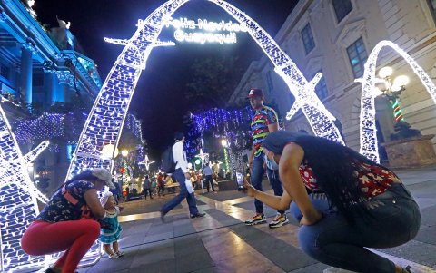 Hecho. La Plaza de la Adminsitración estará iluminada hasta el 6 de enero de 2021.