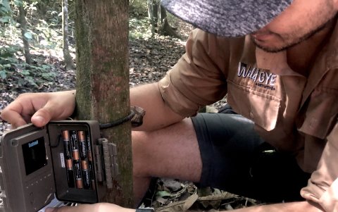 Juan de Dios Morales, instalando una cámara trampa.