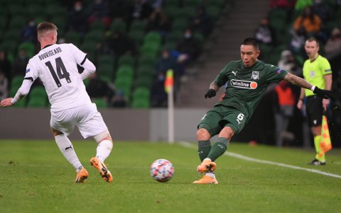 El ecuatoriano Cristian Ramírez (derecha) no para de entrenarse en Hungría.