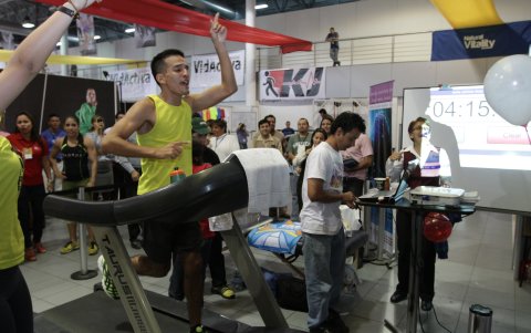 24 HORAS. En 2013, Ronald se adjudicó el récord sudamericano por correr 24 horas continuas en una caminadora. Tiempo después repitió la hazaña.