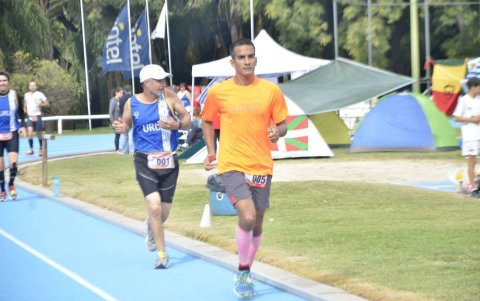 6 DÍAS. En 2018, el guayaquileño incrementó el desafío e hizo la Ultramaratón de Uruguay, que duró 6 días y en la que hizo 513 km, todo un récord nacional.