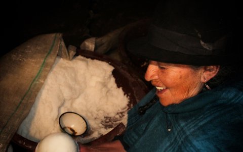 Moldear. Luego la cocción del agua, hasta que se evapore, quedando como residuo la sal. Se moldea y envuelve en paja de páramo.