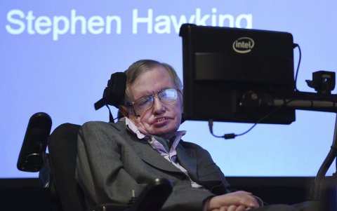 El astrofísico británico Stephen Hawking da una rueda de prensa en Londres (Reino Unido).