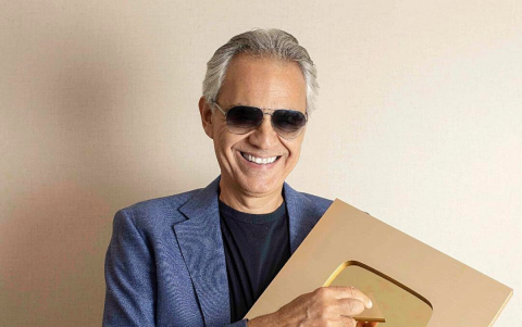 Andrea Boccelli con el botón de oro que otorga la plataforma YouTube.