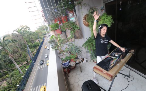 María José en el balcón de su casa desde donde realizaba las fiestas virtuales.