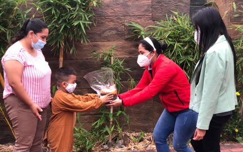 Los voluntarios de Ser Feliz, que trabajan por los niños con cáncer y sus familias, realizan actividades para brindarles alegría.