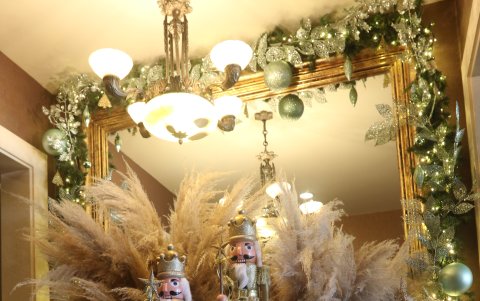 En el follaje de zigzales destaca dos soldados grandes.