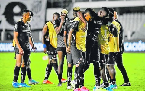 Los jugadores de Liga de Quito se retiran de la cancha decepcionados por su eliminación ante el Santos de Brasil.