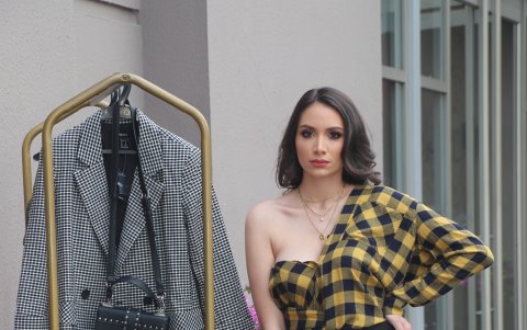 Con solo esconder una de las mangas de su camisa puede crear este modelo sin mangas.