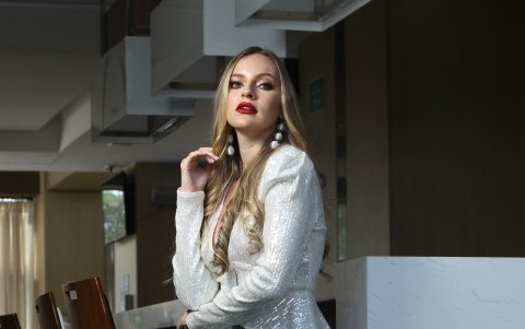 Para la salida entre amigas, opte por la tendencia metalizada.