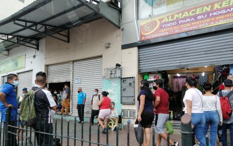En la avenida Olmedo los locales con las puertas a medio cerrar por temor a un saqueo, por la marcha de vendedores informales.