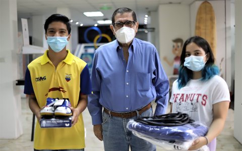 Recientemente Cedeño (i) visitó el COE, donde se le hizo la entrega de implementación deportiva, que servirá para los entrenamientos que ya los está realizando de manera presencial.