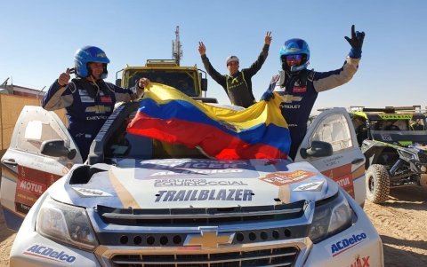 Sebastián Guayasamín (d), piloto ecuatoriano que corre el Rally Dakar, correrá las 12 horas en Cotopaxi como preámbulo de lo que será el Dakar 2021, que se iniciará en menos de un mes (3 de enero).