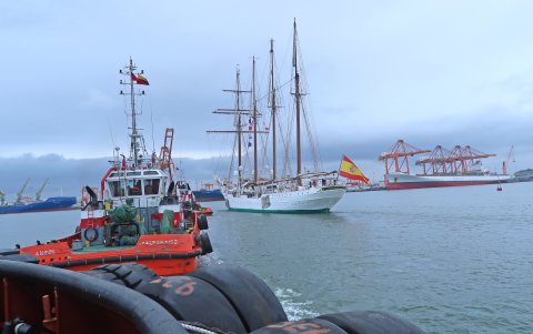 Llegada. El buque Juan Sebastián Elcano durante su ingreso al muelle.