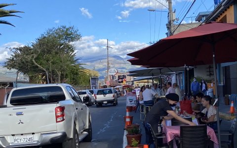 En el Laboratorio Urbano, la vía es compartida por peatones y automóviles.