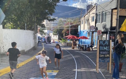 Niños jugando en la zona de las antiguas rieles del ferrocarril.