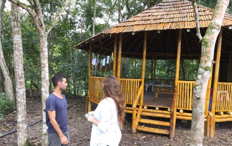 Ishai y Laura muestran las cabañas y el espacio donde florece la escuela.