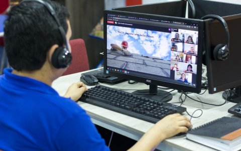Al igual que los de educación regular, los alumnos de idiomas también debieron pasar a la modalidad 'on line'.