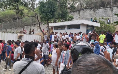 Los cadáveres fueron llevados en sábanas. Todos estaban cubiertos de sangre, según evidenciaron las imágenes que circularon en redes sociales.