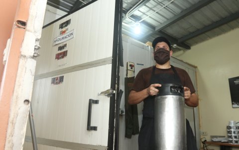 Carlos Macías distribuye en Guayaquil la cerveza artesanal que elabora, HOPS 22.