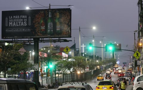 Letreros. La cerveza industrial por tener 5 grados de alcohol, y ser considerada bebida de moderación, la ley permite su publicidad en las vallas en la vía pública.