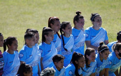 Mara Gómez, junto a sus compañeras previa a su debut.