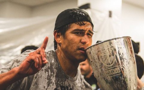 Xavier Arreaga, defensa ecuatoriano de los Sounders, celebra el título de conferencia.