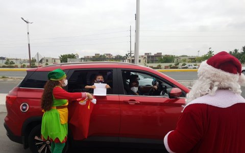 Los niños estuvieron acompañados de sus padres y desde sus vehículos depositaron las cartas.