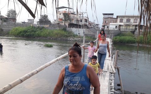 Para recaudar ingresos para financiar el puente, se suele cobrar $ 0,25 a quienes no son de la localidad.